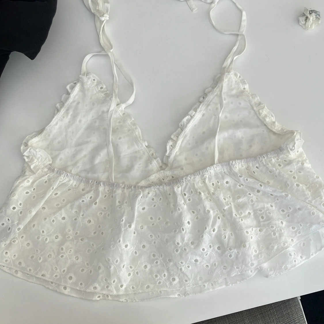 Vit broderad linnetopp med knytband - 1