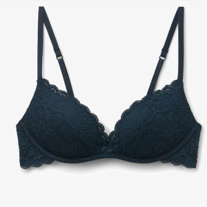 Intimissimi bh - Aldrig använd! Säljer då jag har två💕 Samma modell som den med blommiga band bara att denna har ”vanliga” istället vilket passar bra till flera toppar osv!