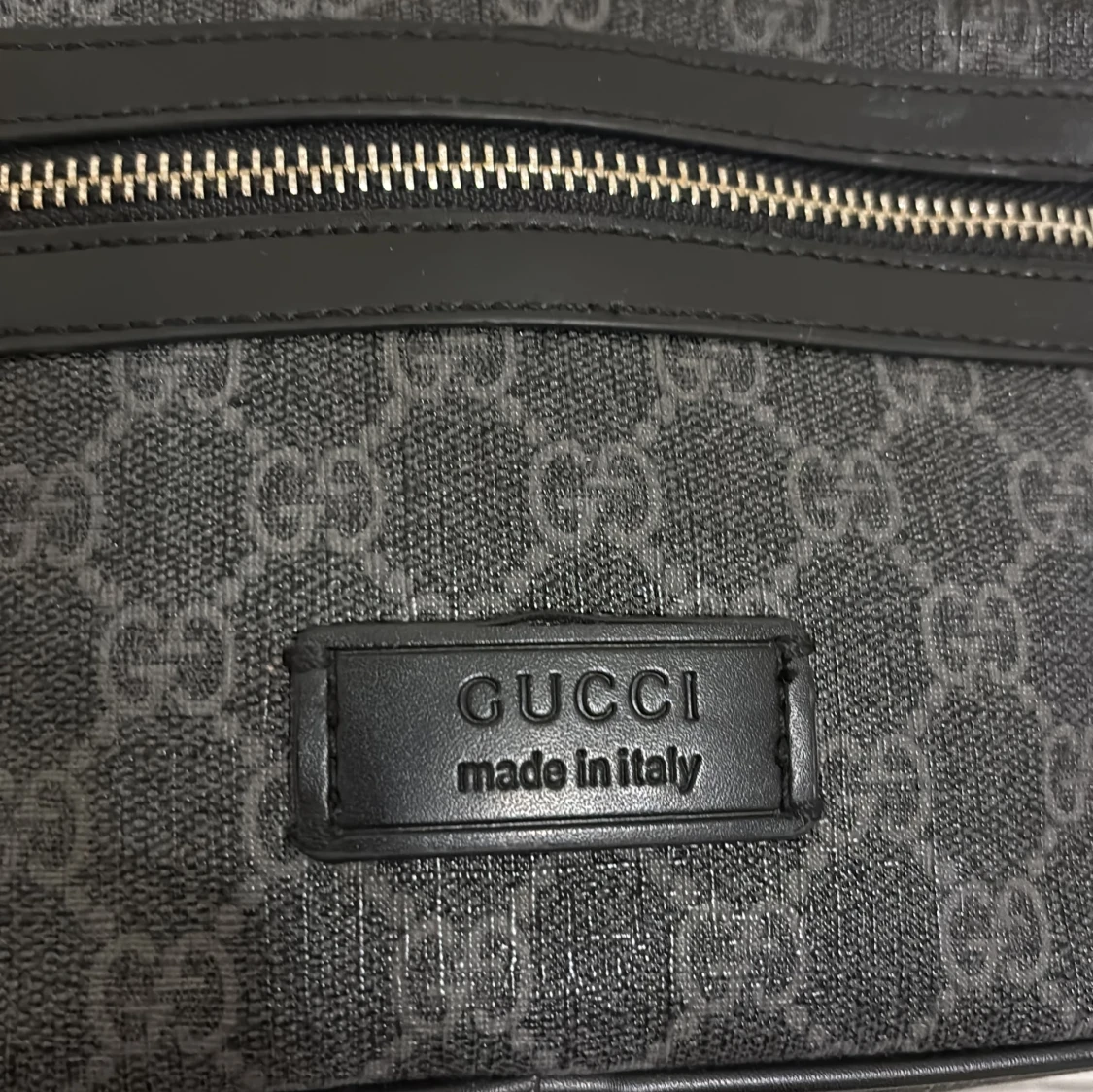 Svart axelväska monogrammönster  - 1