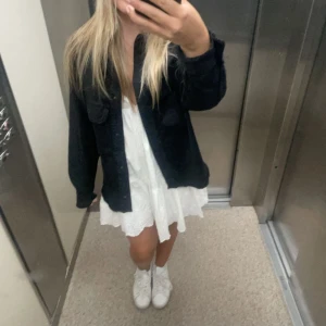Svart Jeansjacka  - Svart jeansjacka som känns väldigt lätt och är hyfsat tunn, perfekt för sommaren! Inte använd mycket alls. 