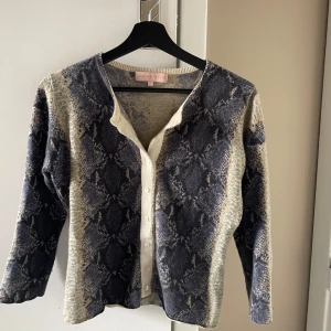 Mönstrad kashmir kofta från Amor & Psyche - Säljer en snygg kashmir kofta från Amor & Psyche i storlek S. 