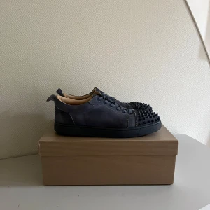 Christian Louboutin  - Skicket på skorna är ganska bra och jag säljer dem till ett bra pris tar också emot byten och pris kan diskuteras.