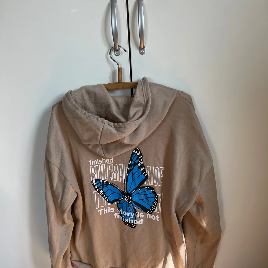 Beige hoodie med blå fjärilstryck - 1