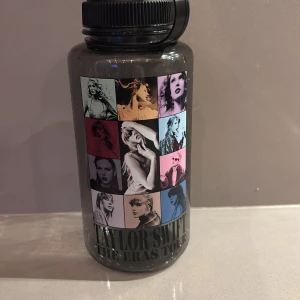 THE ERAS TOUR VATTENFLASKA - En snygg vattenflaska med collage av Taylor Swift från olika epoker, perfekt för fans som vill visa sin stil och kärlek till musiken. BPA-fri och praktisk att ta med till skolan, gymmet eller konserten. Ett måste för Swifties! Aldrig använd!!