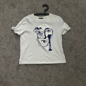Vit t-shirt med konstnärligt tryck från Zara - T-shirt från zara i nyskick 