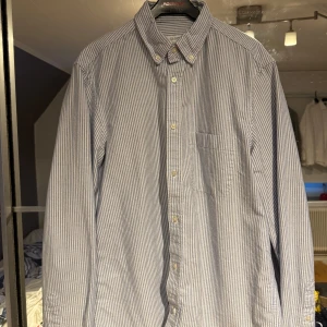 Randig skjorta från Zara  - Snygg skjorta från Zara i vitt och blått med smala vertikala ränder. Stl S