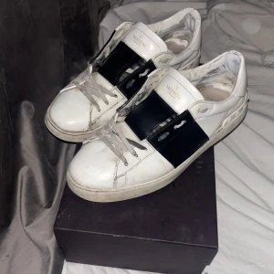 Valentino Open - Snygga Valentino Open i storlek 45/46.  Allmänt använt skick inga stora fel men stygnen på ena sidan sitter lite dåligt men ingen som påverkar funktionen. Går självklart att fräscha upp dem men inget jag har tid för. Skriv vid funderingar🙌
