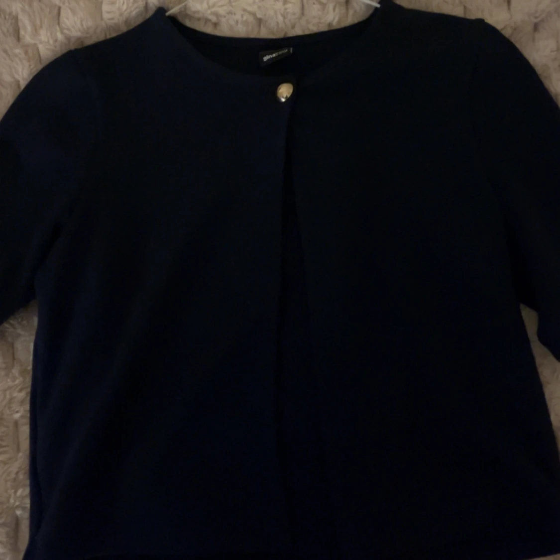 Marinblå topp med knapp