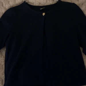 Marinblå topp med knapp - Från Gina tricot, använd två gånger nyskick💗 
