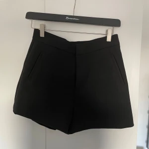 Svarta Zara shorts  - Stilrena svarta shorts från Zara med diskreta fickor fram och bak. Aldrig använda 