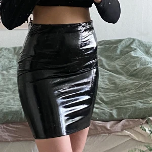 Kjol i vinyl - Jättesnygg stretchig tight kjol i vinyl/lack ✨ strl S men passar M med  
