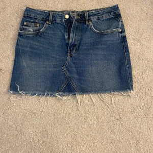 Blå jeanskjol - Snygg blå jeanskjol från Zara! Den är tyvärr för stor för mig, hör av er vid frågor! 