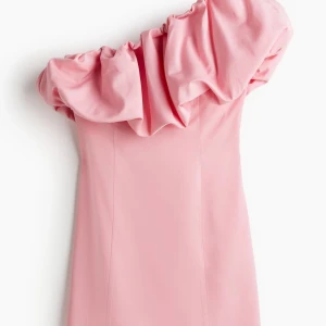 Rosa kort one shoulder klänning  - En helt ny klänning från hm, prislapp finns kvar. Köptes för 450. Pris kan diskuteras!💓