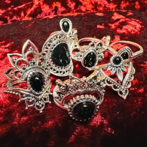 Set m 8 nya silverringar med svarta stenar & emalj - Vintagelook - Boho, Alternativ, Rock, Goth - Set med åtta nya ringar i mörk, alternativ stil – silverfärgad metall med svarta stenar och emaljdetaljer. Perfekt för dig som gillar goth, punk eller vintageinspirerad estetik. Ringarna har olika storlekar och går att bära tillsammans eller separat. Säljs enbart som set. Ny med prislapp. Priset är redan lågt, så jag prutar inte – men ger rabatt vid köp av flera saker. Jag rensar smyckesskrinet, så kika gärna på mina andra annonser också!  ⸻  