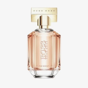 Hugo Boss The Scent parfym - Elegant parfym från Hugo Boss, The Scent. Flaskan är åttakantig i genomskinligt glas med en lyxig guldig metallkork. Doften är feminin och modern, perfekt för dig som gillar stilrena och exklusiva parfymer. Snygg att ha framme på hyllan! Dam parfym. 💘💗💗nypris 870 Åhléns! 30 ML 