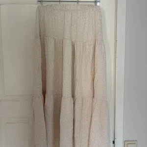 Beige långkjol från Stradivarius - Luftig beige långkjol från Stradivarius i storlek L. Dock resår i midjan så passar mindre storlekar!! 💕 
