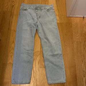 Ljusblå jeans - Säljer ett par ljusblå sweet sktbs jeans, de har knäppning med flera knappar framtill och är tillverkade i denim. Perfekta för en avslappnad och stilren look.