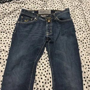 Jacob Cohen blå jeans med gula sömmar - Snygga blå jeans från Jacob Cohen. Använda någon gång men i väldigt bra skick. Type 620, Second premium edition. 
