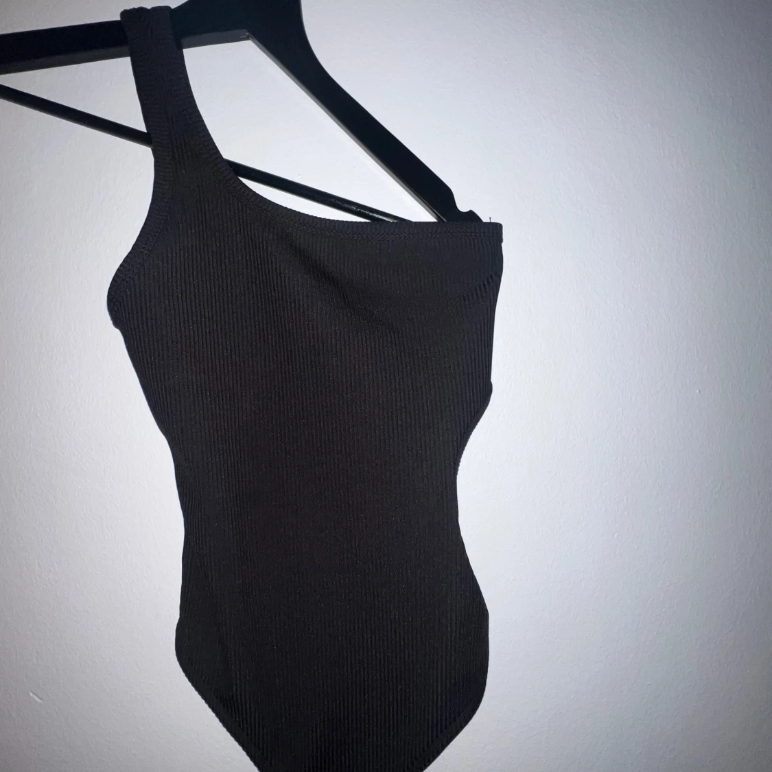 Svart one shoulder ribbad body - 2