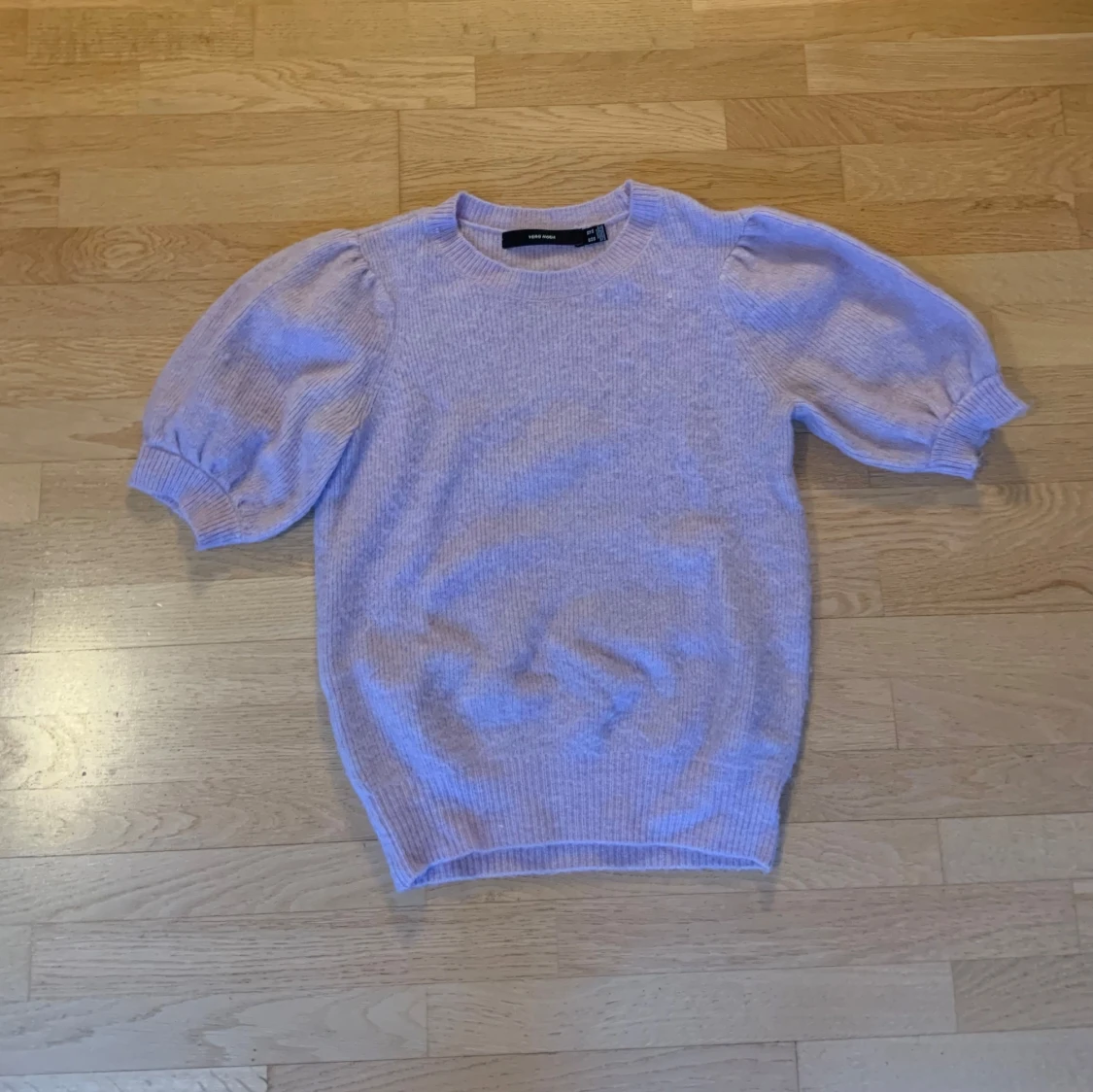 Ljuslila stickad tröja med puffärm - 1