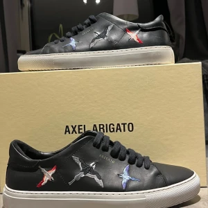 Arigato Clean bird 90  - Säljer ett par arigatos i storlek 41 men passar upp mot 42 | nypriset ligger på 2550 och mitt pris är 1300 | skick 9. Inga större tecken på användning | allt og medföljer | hör av er vid frågor 💫