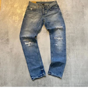 Dondup Jeans med revor - Riktigt snygga blå jeans från dondup med revor. Extremt stilrena med den slitna designen. Bara att skriva vid frågor 