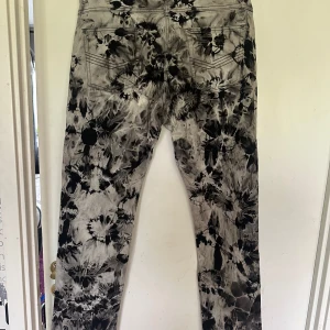 Batikfärgade stretchjeans stl 46( ej tum) innerbenslängd 82 cm - Helt nya batikfärgade stretchjeans. Storlek 46( ej tum ). Innerbenslängd 82 cm. 