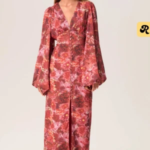 Blommig långklänning från adoore - Superfin klänning från adoore, har använt den under 1 resa i vinter. Den är i storlek 40 men passar även 38 enlig mig 