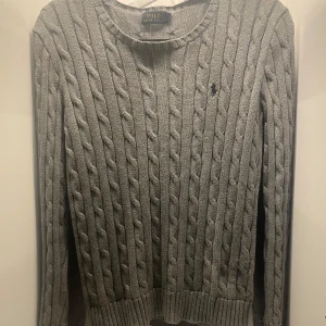 Ralph lauren cableknit! - Ralph lauren cableknit! Jätteskön och snygg passform, den är i strl S-M! Knappt använd. 
