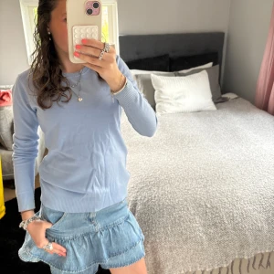 Ljusblå stickad tröja - Supersöt ljusblå stickad tröja med rund hals och långa ärmar. Passar både som M och S.💙🌊