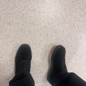Svarta Louboutin - Säljer mina loubs sneakers, sköna att ha på sig dom och vi kan diskutera om vi kan gå ner i prisen