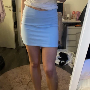 Ljusblå minikjol - Ljusblå tajt minikjol