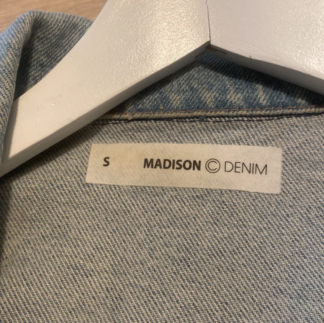 Ljusblå jeansjacka från Madison Denim - 3