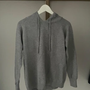 Kashmir hoodie - Säljer nu tre gråa kashmir hoodies| Alla tre är helt nya och sitter som XS-S| Skriv vid funderingar|