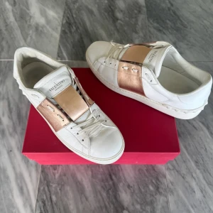 Valentino skor - Valentino Open - Skick: Perfekt skick  - Storlek: 40 - Tillbehör: Valentino box samt KVITTO - Nypris: 6000kr - TrendWardrobe