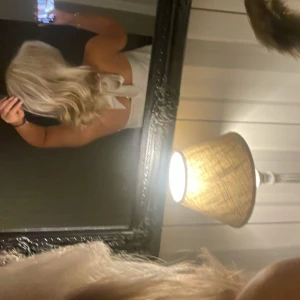 Beige topp med knyt - Säljer en beige ärmlös  topp med snygg knytning i nacken och öppen rygg. Toppen har en lös passform och är knappt använd . Enkel att matcha med både jeans och kjol.💕