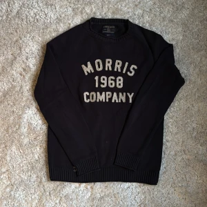 Morris 1968 Company tröja - En snygg och stilren Morriströja med tryck | Nypris runt 1200kr | | Inga defekter | Passar perfekt för kallare sommarkvällar