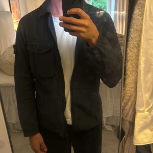 Stone island overshirt marinblå - As snygg stone island overshirt mörkblå, passar perfekt till sommaren och lite kyliga dagar! Knappt använd så den är mer än ok sick! 