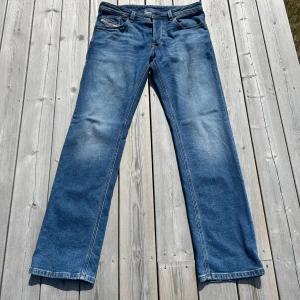 Diesel Slim fit jeans - Säljer ett par blåa Diesel Larkee jeans i slim fit. Jeansen har klassisk femficksdesign, knäppning med knappar och diskreta slitningar. Perfekta för dig som gillar en tidlös och clean look. Materialet är jeans i bomullsblandning. Slim Fit. NYPRIS 1400 KR. Andvända 2-3 gånger