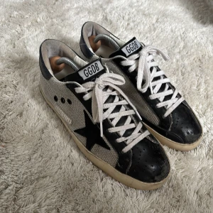 Golden Goose - Grå, vit och svarta Golden Goose stl 40 passar både 39 och 41 han knappt använda ca en månad men jag han köpa nya skosnören.