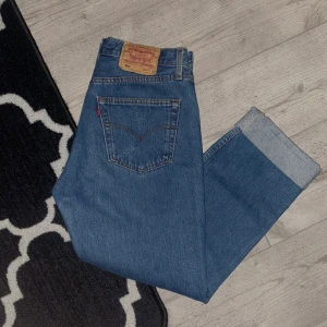 Levi's 501 blå jeans straight fit - Jeans, levi’s  501, mörkblå i normalt skick, defekt kan ses på sista bilden.