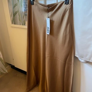 Fin sommar kjol från JDY - Fin ganska lång sommar kjol från JDY, aldrig använd och har prislappen kvar, i storlek xs men passar mig som har S. Ordinarie pris 400kr, säljer för 300kr men pris kan diskuteras❤️