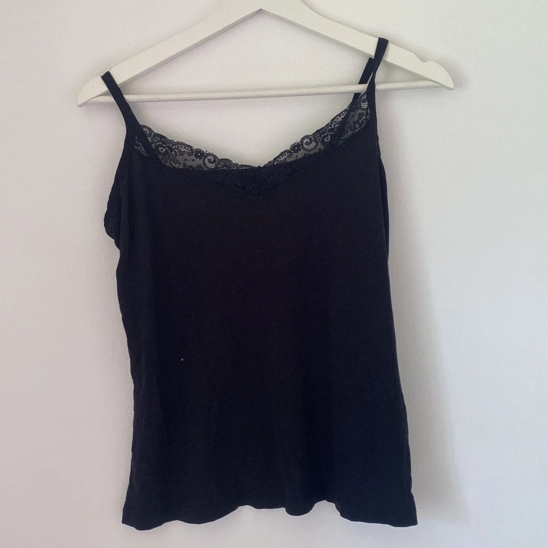 Svart linnetopp med spetskant