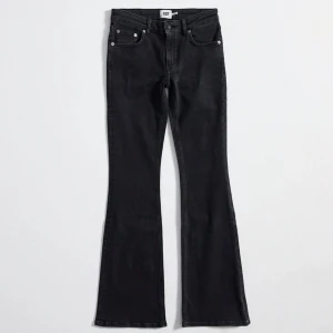Bootcut jeans svarta  - Säljer dessa jeans ifrån lager 157, low boot. I storlek xs short längd. Säljer för 140, köpte för 350.