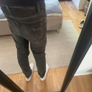 Nudie jeans - Säljer dessa sjukt snygga Nudie Jeans. Bra skick 8,5/10. Skriv vid minsta fråga🤝