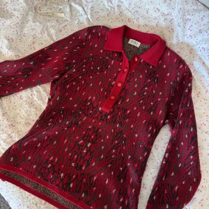 Unik stickad tröja  - Röd zebra mönstrad tröja köpt i Italien. Den är vintage och gjord av ull. Säljs pga kommer inte till användning 