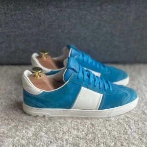 Valentino Flycrew  -  Valentino Flycrew skor, bra skick knappt använda alla nitar är kvar! Säljs ej längre i butik! Dessa skor är perfekta för sommaren! Skriv angående frågor eller annat!! Äkt hets bevis finns!