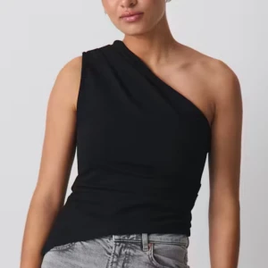 One shoulder drapy top  - En oanvänd och SLUTSÅLD one shoulder topp från gina tricot 