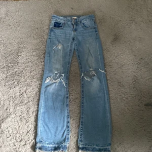 Coola jeans - Jättecoola jeans från Gina jag totalt gjort om. Jag har gjort hål, tagit bort den lilla fickan som finns på framsidan och lagt till lite extra benlängd. Storlek 152 men passar mig som normalt har typ xs eller w24/w25
