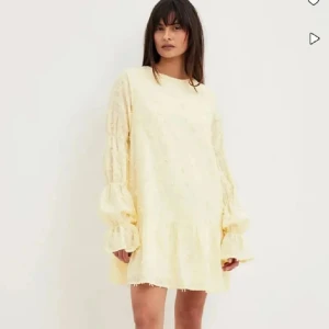 Ljusgul nakd klänning - Intressekoll på min ljusgula klänning från nakd, slutsåld på hemsidan💞Aldrig använt så har prislappen kvar! Kom gärna med prisförslag!!